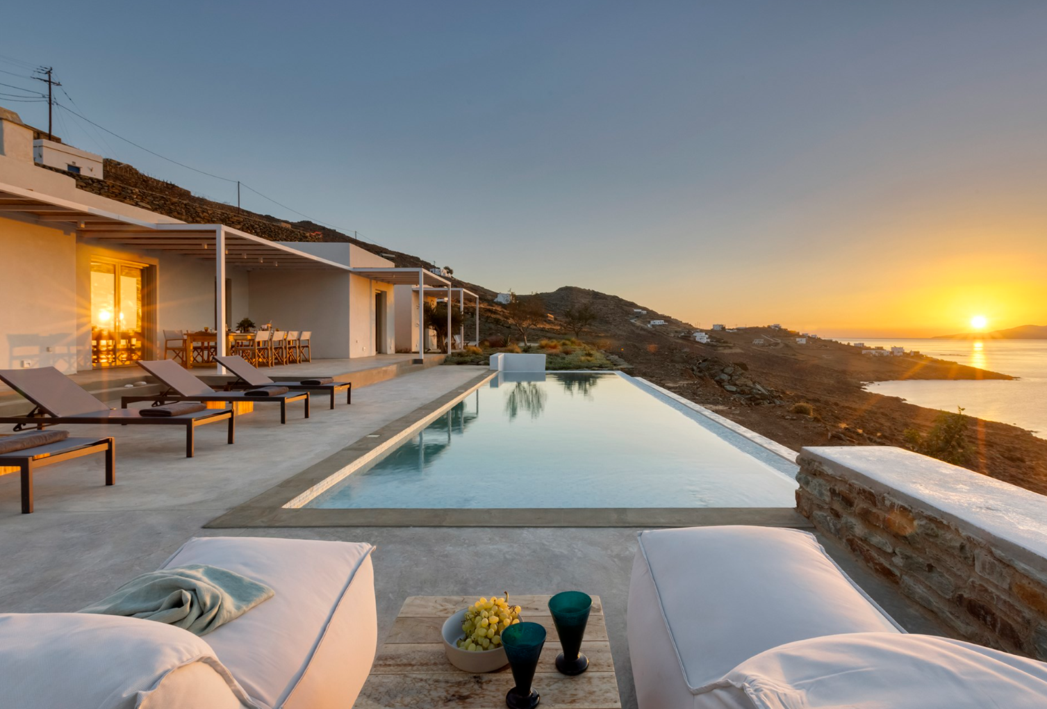 5 εντυπωσιακές (και πανάκριβες) βίλες στην Τήνο για ενοικίαση – Η απόλυτη άνεση με θέα στο απέραντο μπλε