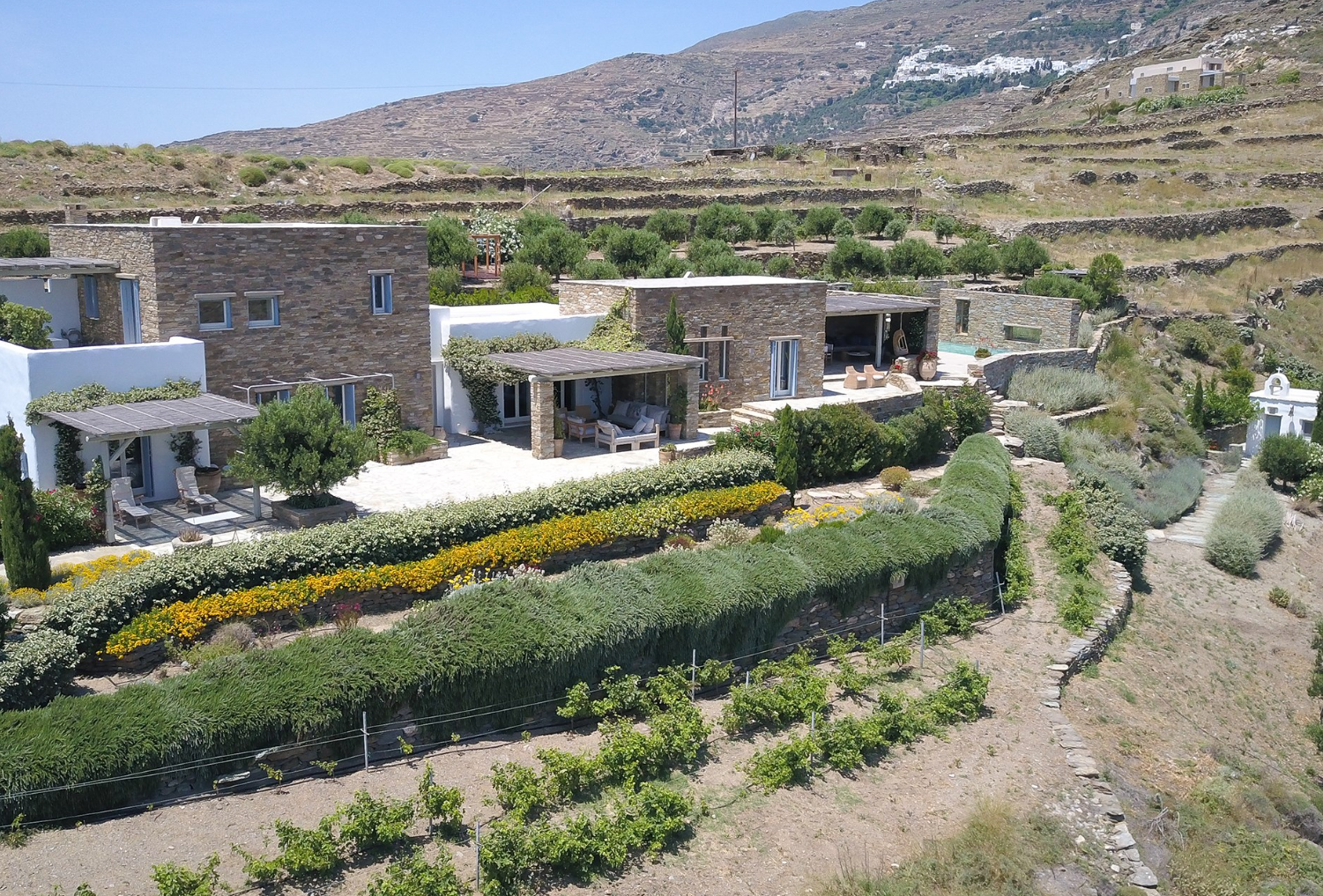 5 εντυπωσιακές (και πανάκριβες) βίλες στην Τήνο για ενοικίαση – Η απόλυτη άνεση με θέα στο απέραντο μπλε