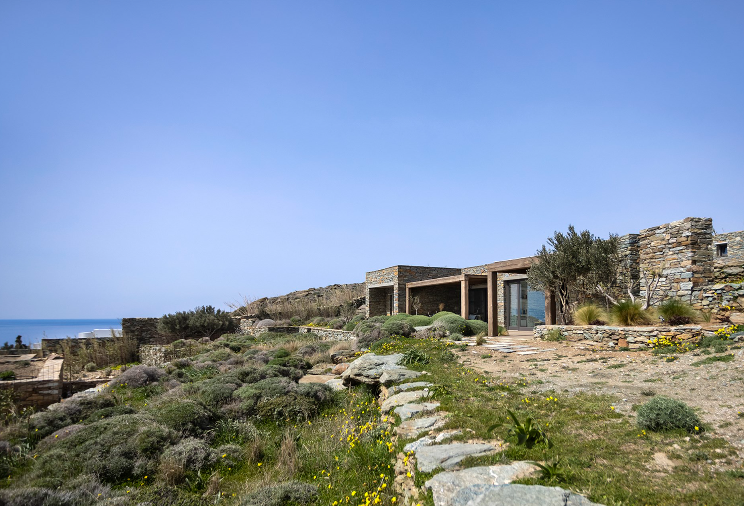 5 εντυπωσιακές (και πανάκριβες) βίλες στην Τήνο για ενοικίαση – Η απόλυτη άνεση με θέα στο απέραντο μπλε