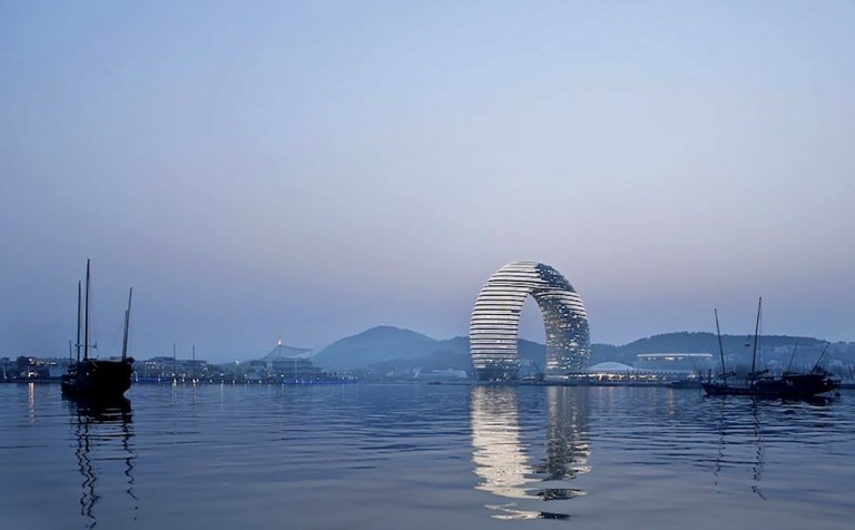 Τα πιο “διαστημικά” δωμάτια ξενοδοχείου σε ένα κορυφαίο αρχιτεκτονικό κομψοτέχνημα