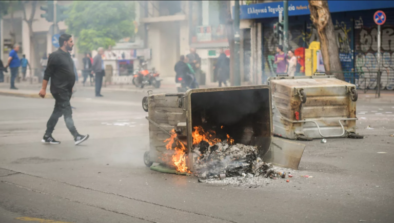 Έκαψαν κάδους έξω από την ΑΣΟΕΕ – Συνελήφθη αστυνομικός (upd)