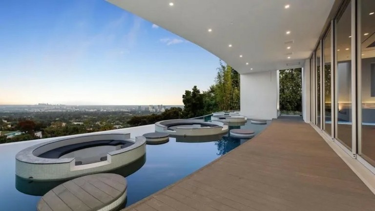 Πουλήθηκε 141 εκατ. δολάρια – Η ιστορία πίσω από το μεγαλύτερο και πιο εντυπωσιακό σπίτι του Λος Αντζελες (video)