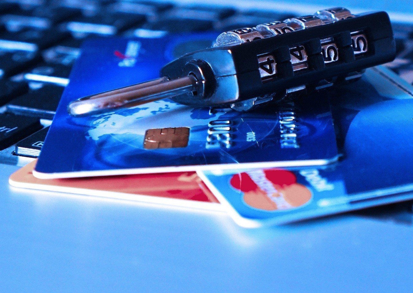 Έρευνα για την πιστωτική κάρτα: Πώς μέσα σε ελάχιστα δευτερόλεπτα μπορούν να κλέψουν το PIN σας