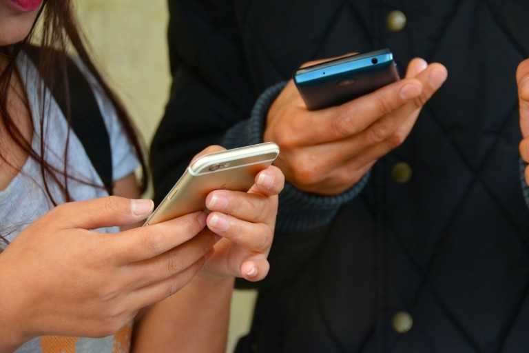 Ολλανδία: Οι 10 εφαρμογές που απαγορεύεται να χρησιμοποιούν στα κινητά τους οι δημόσιοι υπάλληλοι