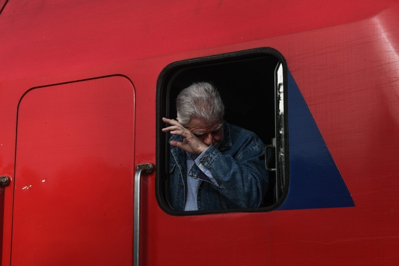 ΟΣΕ: Συγκινημένος ο πρόεδρός του στο πρώτο δρομολόγιο μετά τη σύγκρουση των τρένων στα Τέμπη