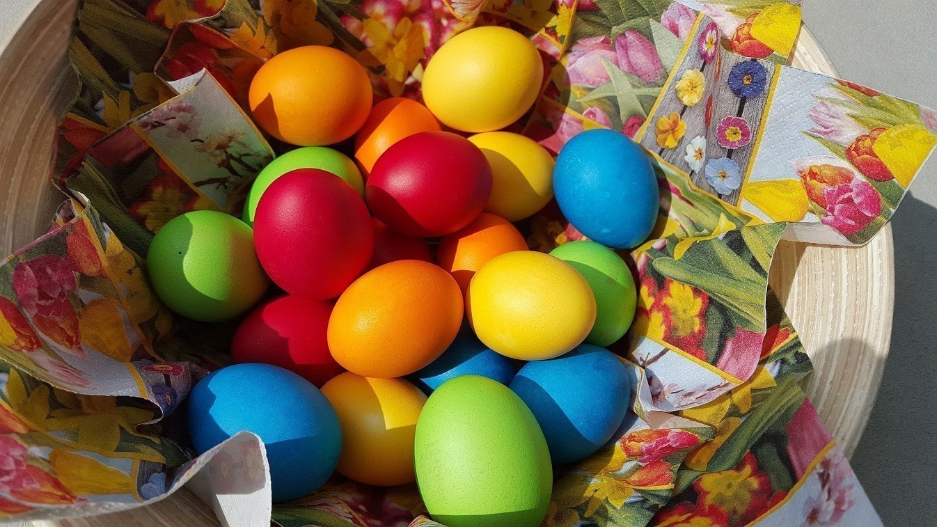 ΕΟΔΥ: Οδηγίες για τα κόκκινα αυγά του Πάσχα – Πότε είναι επικίνδυνα