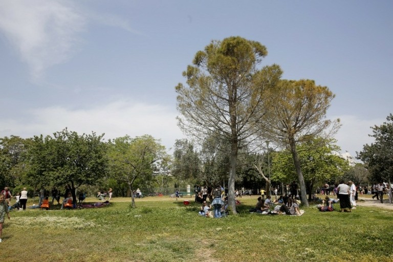 Καιρός: Νεφώσεις με τοπικές βροχές – Η πρόγνωση για το τριήμερο της Πρωτομαγιάς (vid)