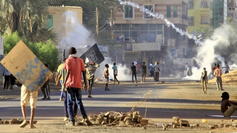 Μαίνονται οι εμφύλιες συγκρούσεις στο Σουδάν: 5 εκατομμύρια εγκλωβισμένοι – Η τύχη των Ελλήνων