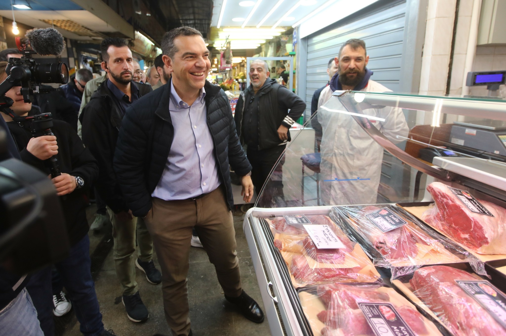 Στην αγορά της Καλλιθέας ο Τσίπρας: «Το τελευταίο Πάσχα που το τραπέζι στο σπίτι θα είναι τόσο φτωχό»