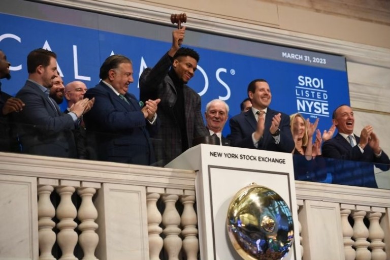 Ο Γιάννης Αντετοκούνμπο στην Wall Street – Χτύπησε το κουδούνι για το «πράσινο» fund (pics)