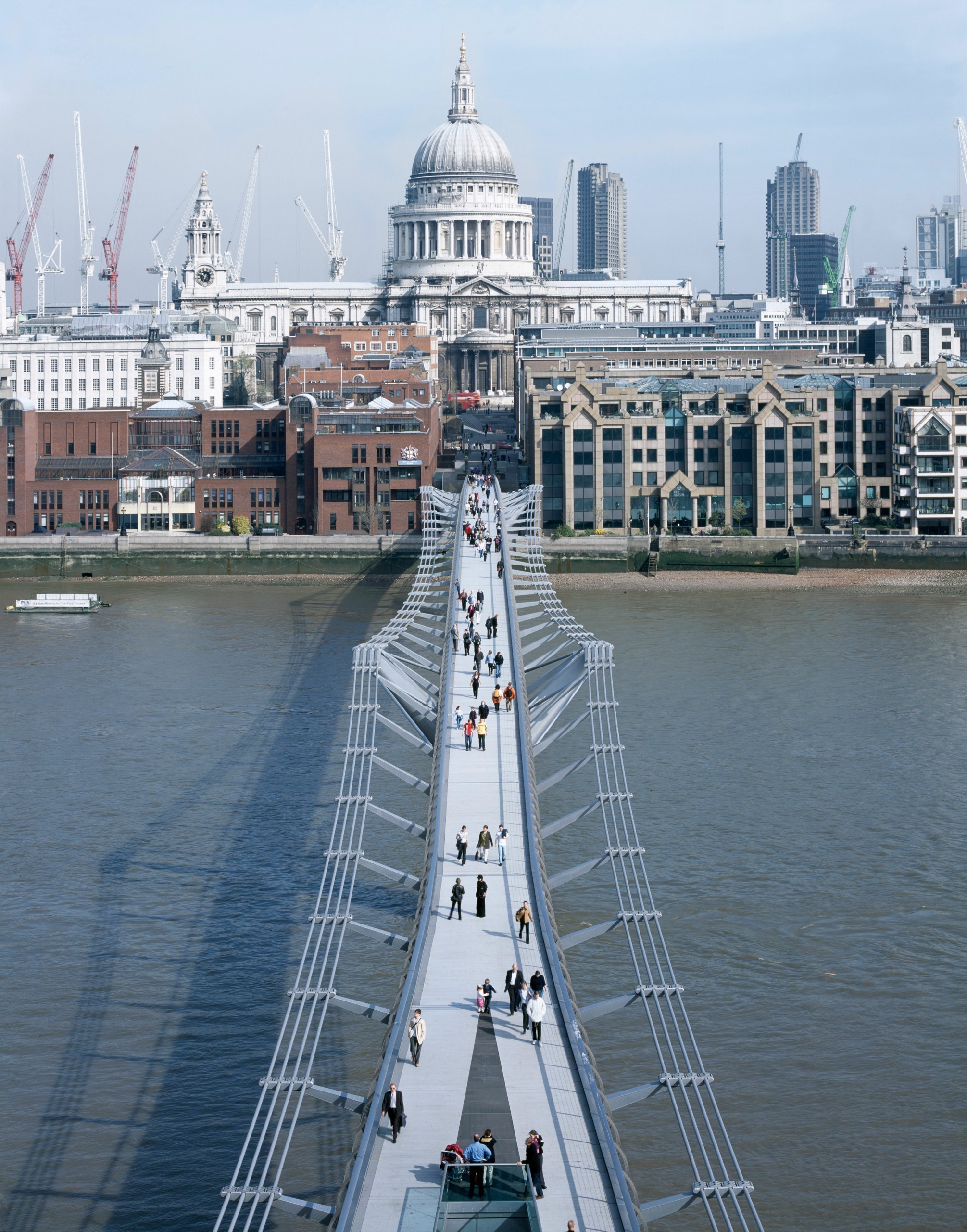 Norman Foster: το ιερό τέρας της αρχιτεκτονικής – Το έργο του, οι Έλληνες συνεργάτες του και τα σχέδιά του για το Ελληνικό