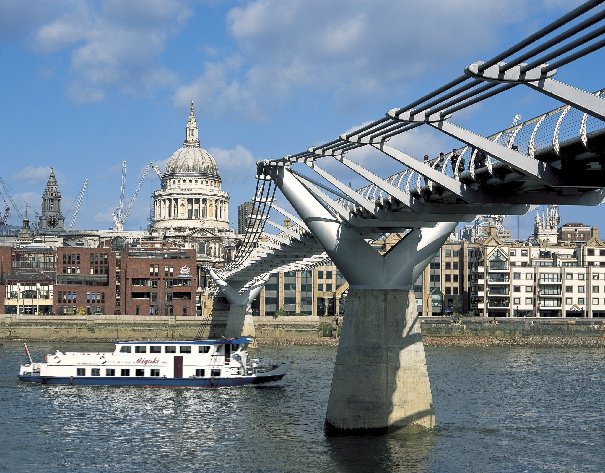 Norman Foster: το ιερό τέρας της αρχιτεκτονικής – Το έργο του, οι Έλληνες συνεργάτες του και τα σχέδιά του για το Ελληνικό