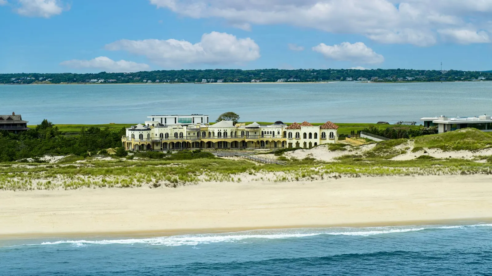 Οπου κι αν πας θα πέσεις πάνω σε πλούσιους ή διάσημους – Πώς τα Hamptons έγιναν real-estate παράδεισος