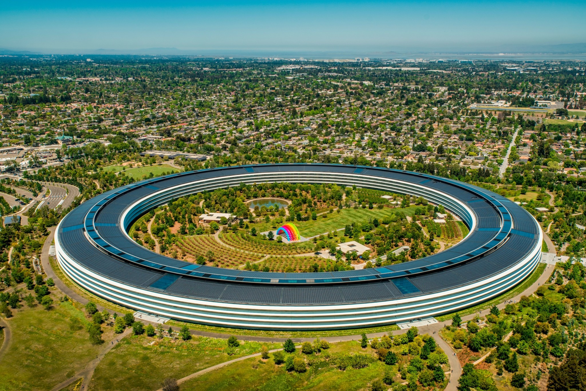 Norman Foster: το ιερό τέρας της αρχιτεκτονικής – Το έργο του, οι Έλληνες συνεργάτες του και τα σχέδιά του για το Ελληνικό