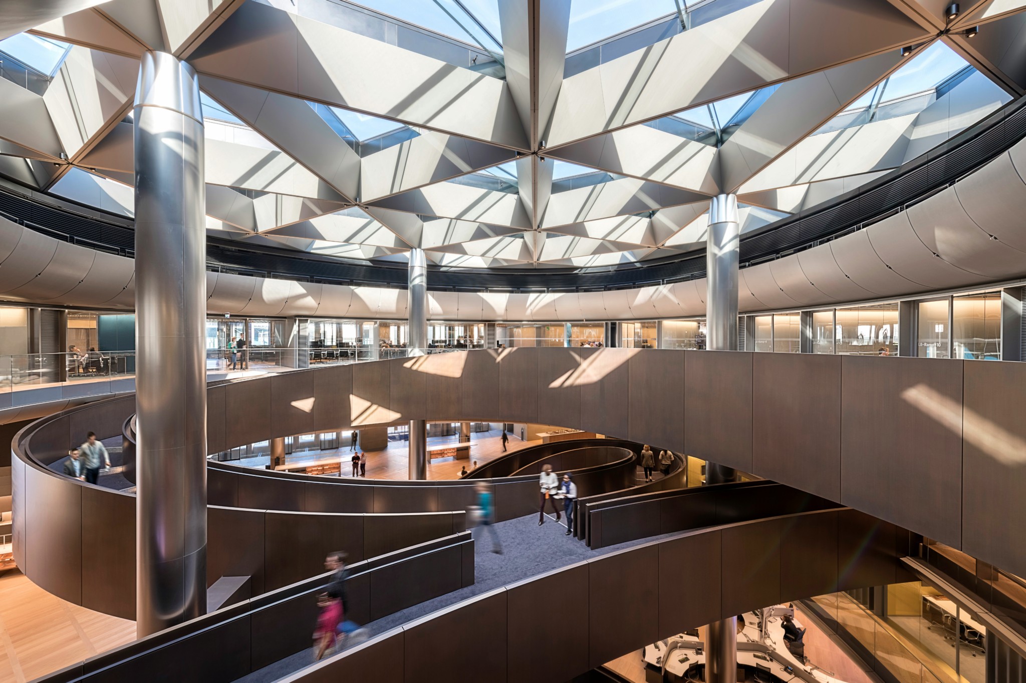 Norman Foster: το ιερό τέρας της αρχιτεκτονικής – Το έργο του, οι Έλληνες συνεργάτες του και τα σχέδιά του για το Ελληνικό