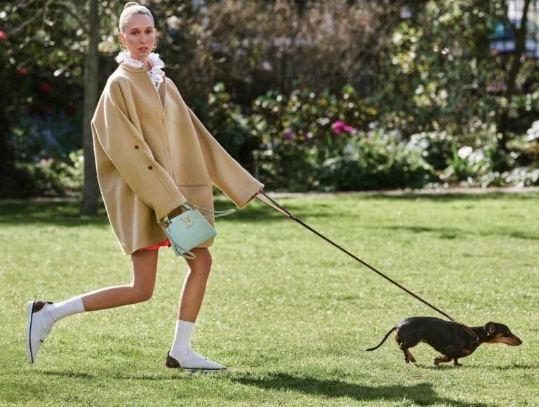 Οι τσάντες-βιβλία της Μαρί Σαντάλ που σχεδίασε η κόρη της Μαρία-Ολυμπία, έκλεψαν την παράσταση στη στέψη του Καρόλου