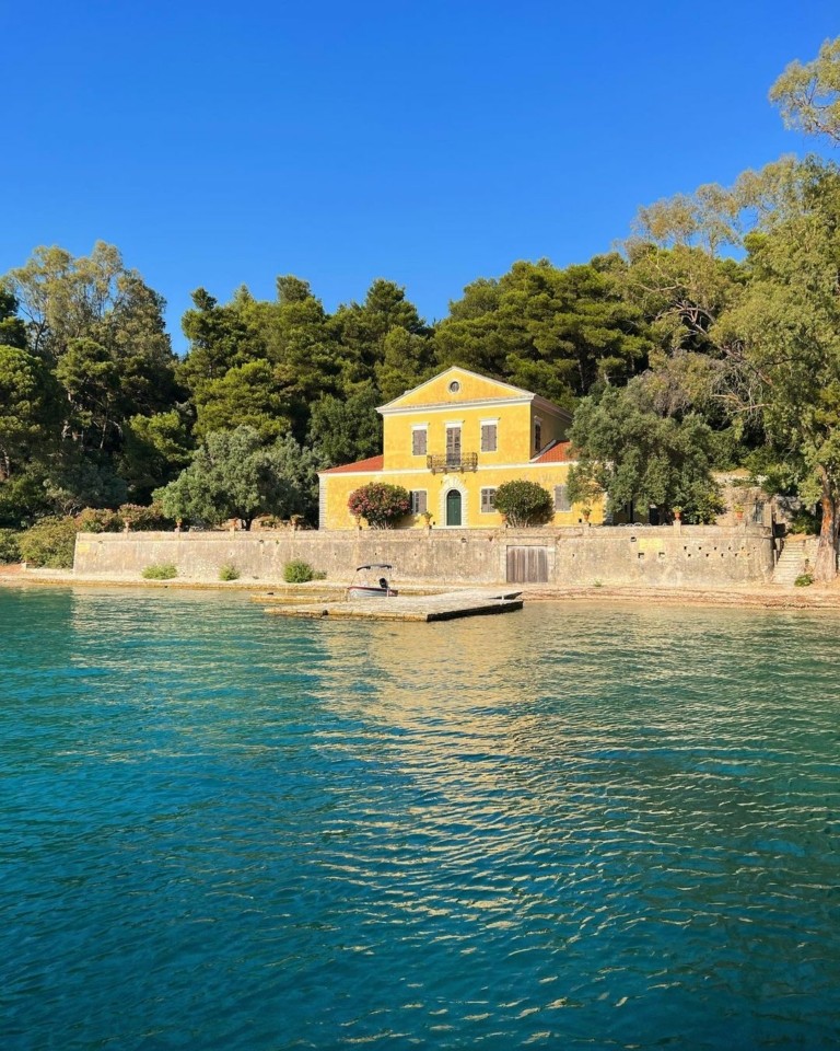 Μαδουρή: Το ιδιωτικό νησί-κόσμημα δίπλα στον Σκορπιό είναι ένας παράδεισος με μια απίστευτη ιστορία