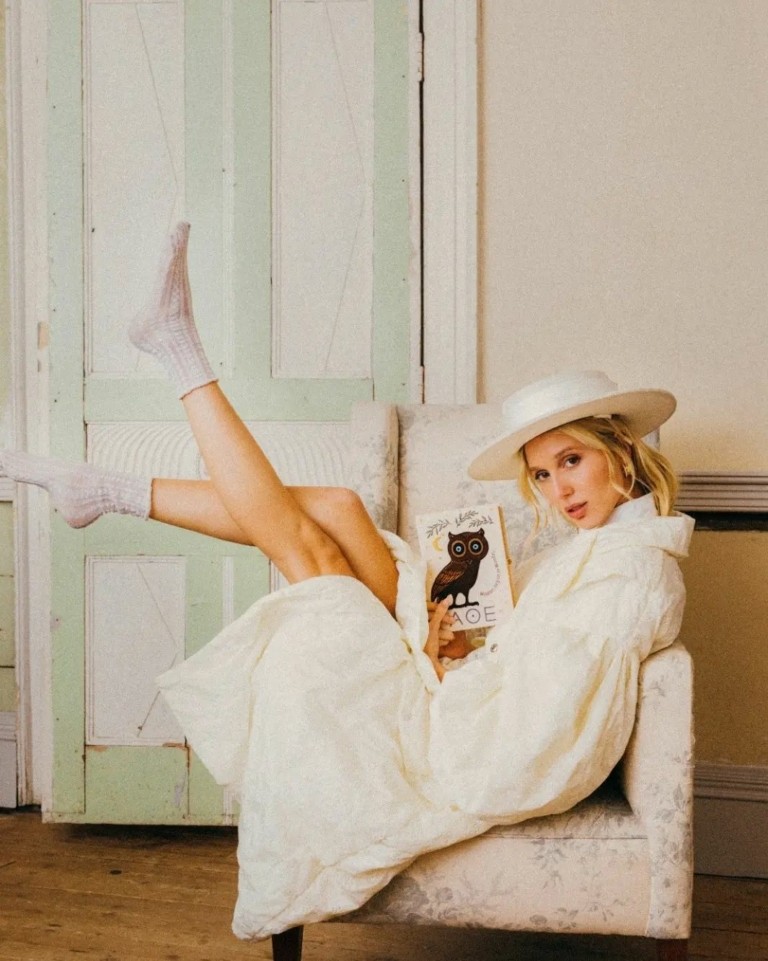 Οι τσάντες-βιβλία της Μαρί Σαντάλ που σχεδίασε η κόρη της Μαρία-Ολυμπία, έκλεψαν την παράσταση στη στέψη του Καρόλου