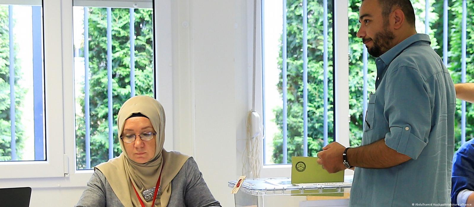 Εκλογές στην Τουρκία: Από πόρτα σε πόρτα για μια ψήφο στον Ερντογάν