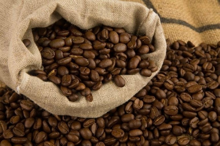 Η έλλειψη κόκκων robusta αυξάνει ακόμα και την τιμή του φθηνότερου καφέ (πίνακες)