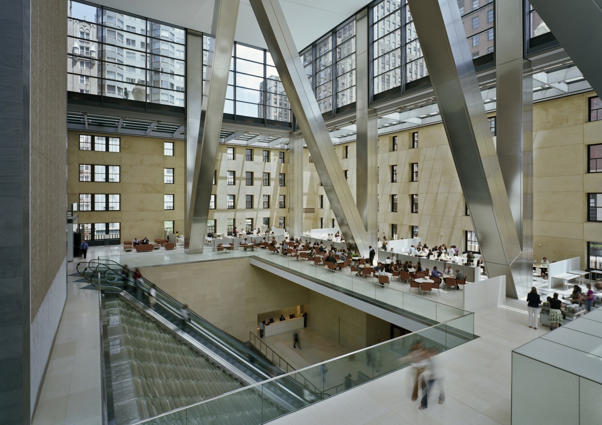 Norman Foster: το ιερό τέρας της αρχιτεκτονικής – Το έργο του, οι Έλληνες συνεργάτες του και τα σχέδιά του για το Ελληνικό