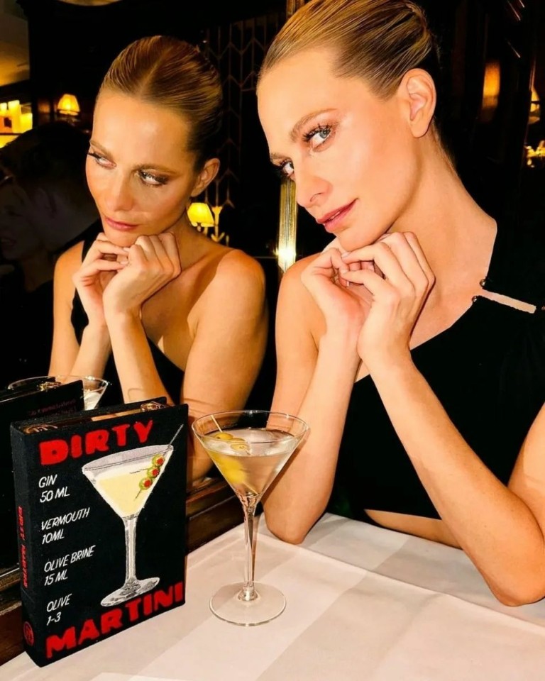 Οι τσάντες-βιβλία της Μαρί Σαντάλ που σχεδίασε η κόρη της Μαρία-Ολυμπία, έκλεψαν την παράσταση στη στέψη του Καρόλου