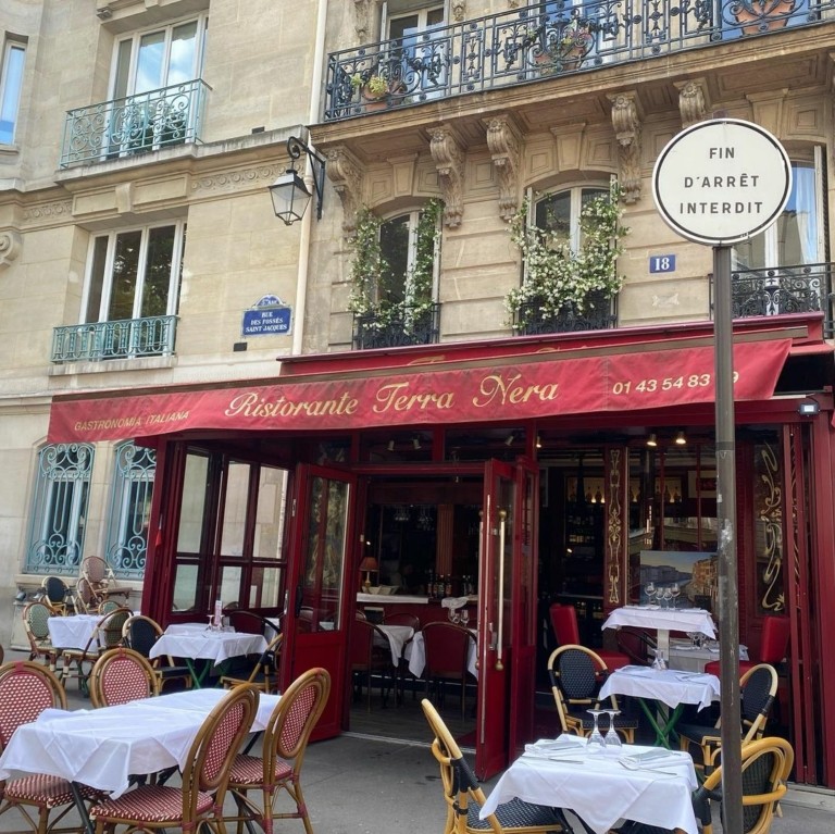 Τα στέκια της Emily in Paris – Καφέ, εστιατόρια, καταστήματα και μυστικά για μυημένους στο Παρίσι