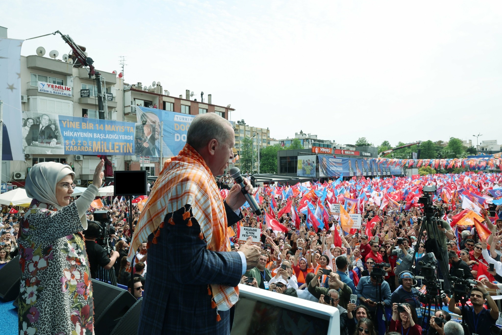 Τα… σεντούκια άνοιξε ο Ερντογάν στην ευθεία για τις εκλογές της Κυριακής – Αυξήσεις μισθών κατά 45%