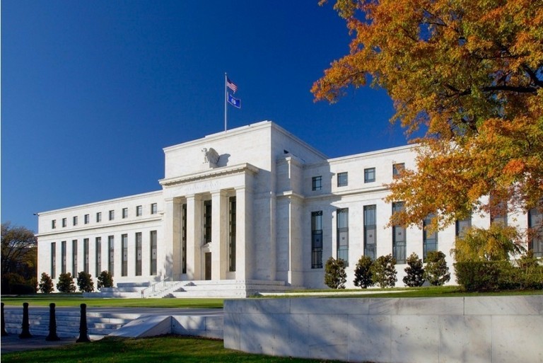 Πρακτικά Fed: Δεν βιαζόμαστε για μείωση στα επιτόκια – Στάση αναμονής με το βλέμμα στον πληθωρισμό