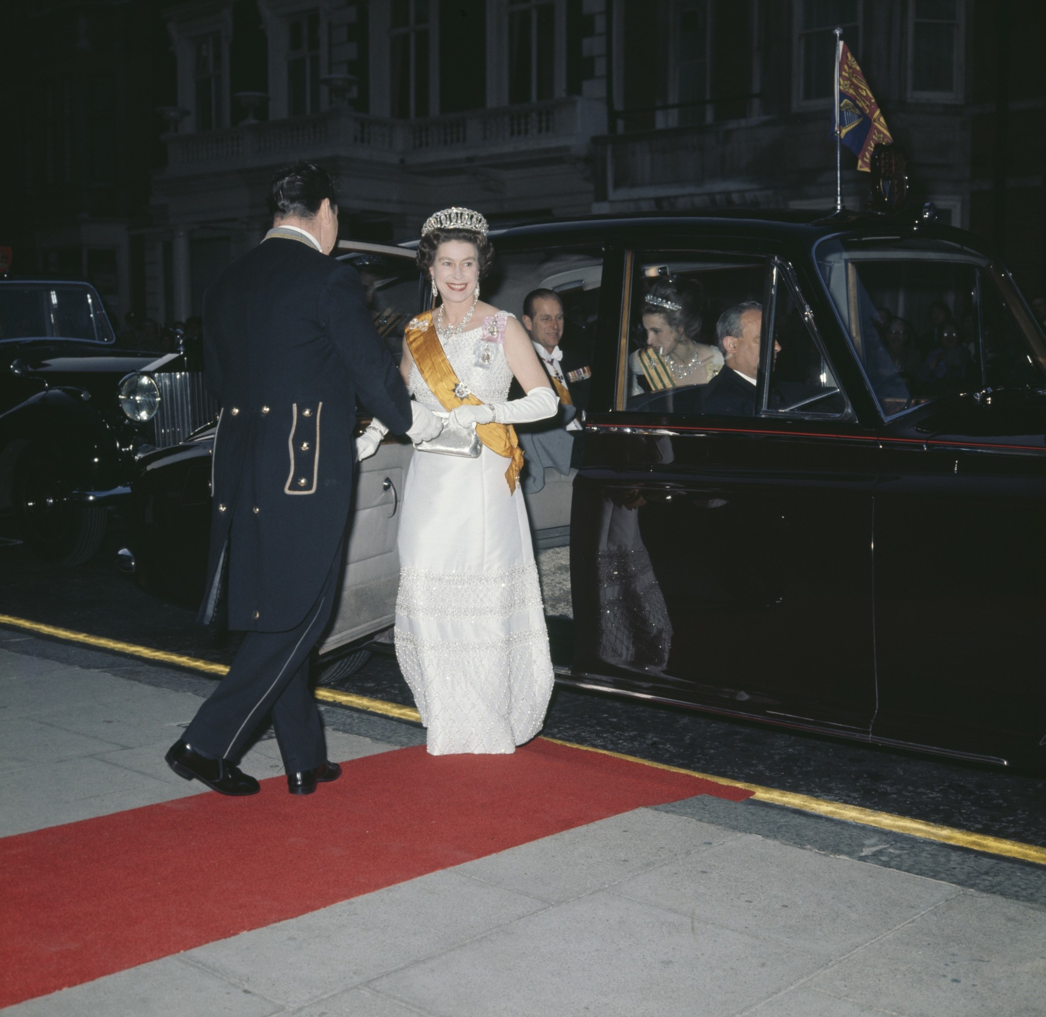 Οι εκθαμβωτικές τιάρες αμύθητης αξίας που φορούν οι γυναίκες της Βρετανικής βασιλικής οικογένειας