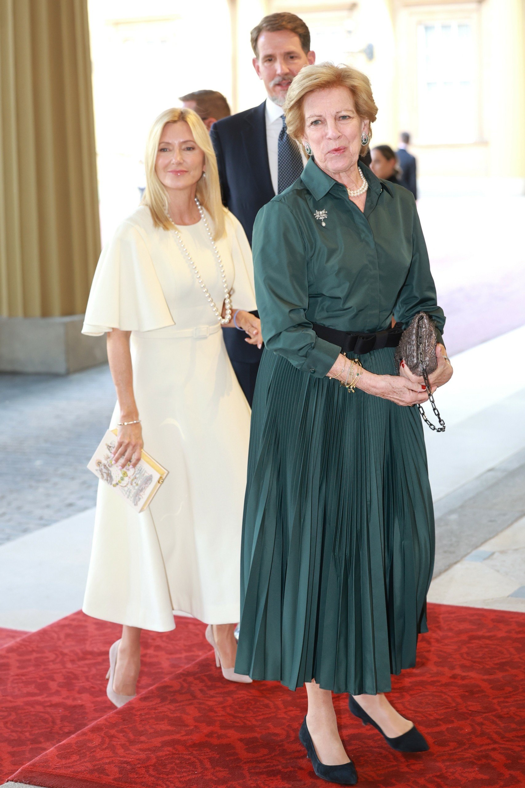 Οι τσάντες-βιβλία της Μαρί Σαντάλ που σχεδίασε η κόρη της Μαρία-Ολυμπία, έκλεψαν την παράσταση στη στέψη του Καρόλου