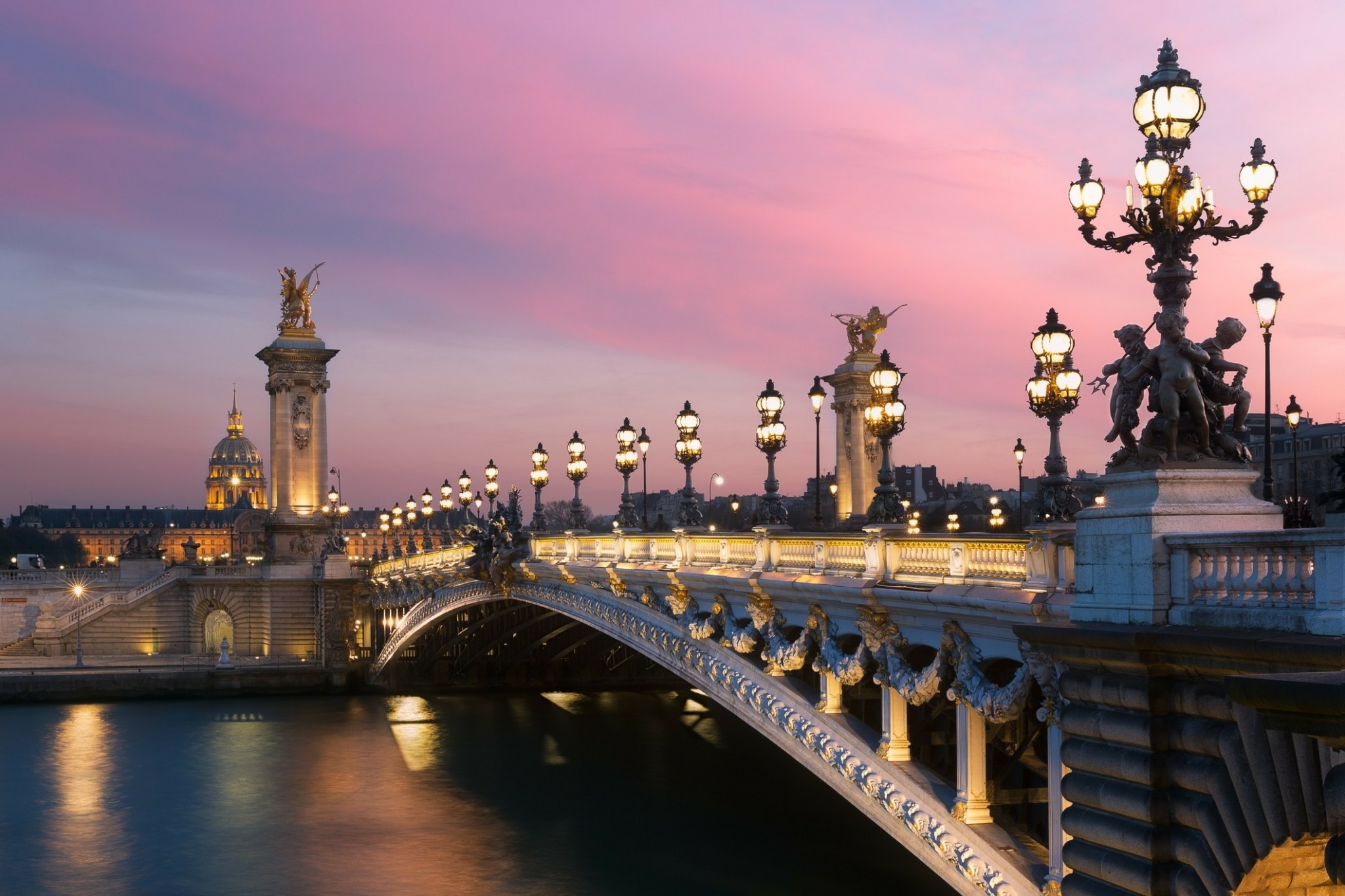 Τα στέκια της Emily in Paris – Καφέ, εστιατόρια, καταστήματα και μυστικά για μυημένους στο Παρίσι