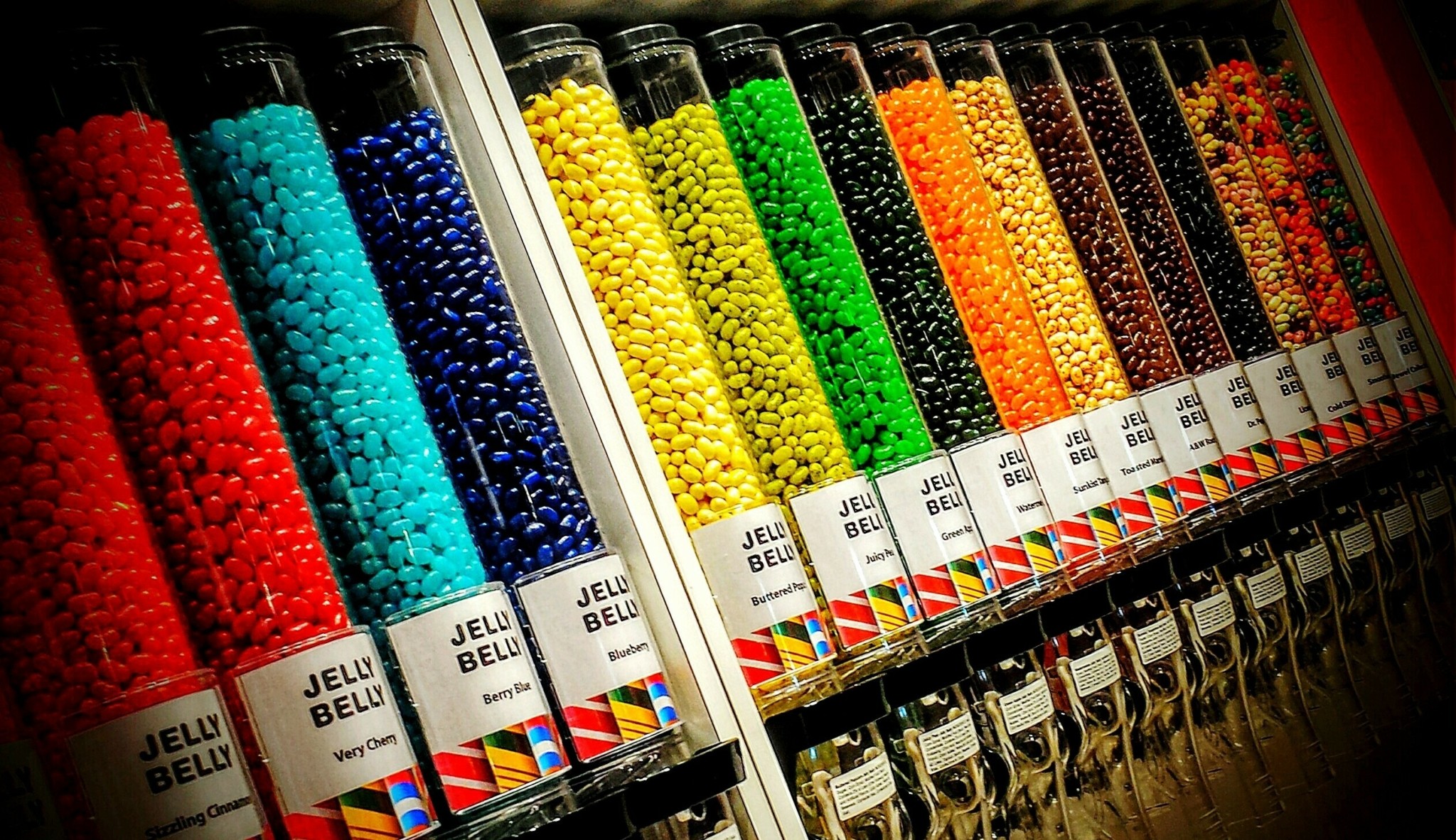 Η νέα μανία στο TikTok με τις καραμέλες – Πώς ξεπηδούν νέα brands και η αναγέννηση της “γλυκιάς” βιομηχανίας