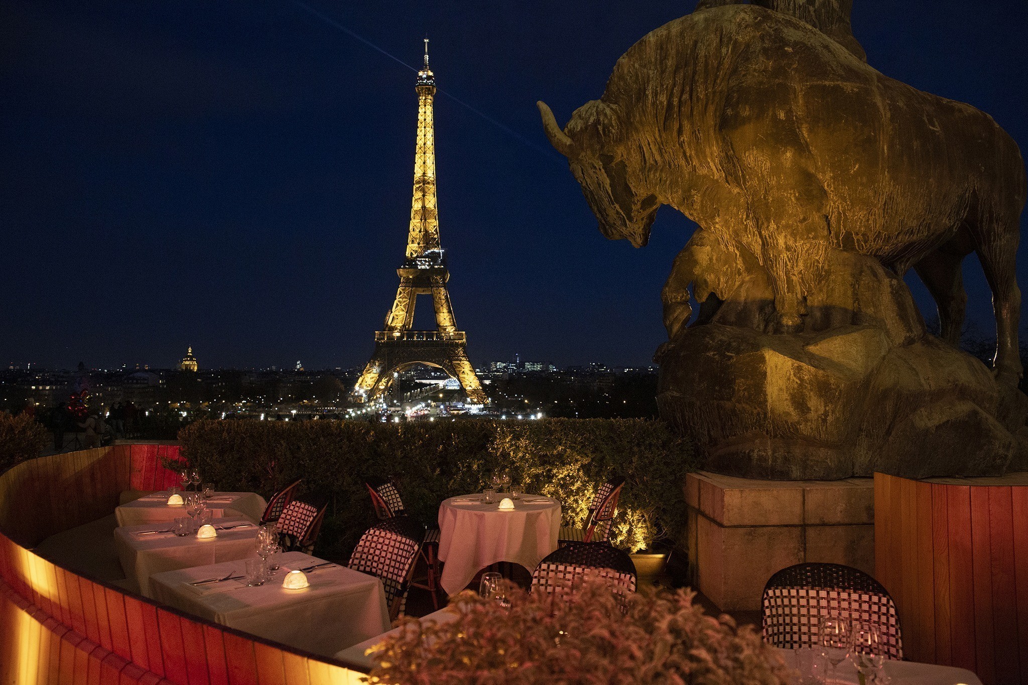 Τα στέκια της Emily in Paris – Καφέ, εστιατόρια, καταστήματα και μυστικά για μυημένους στο Παρίσι