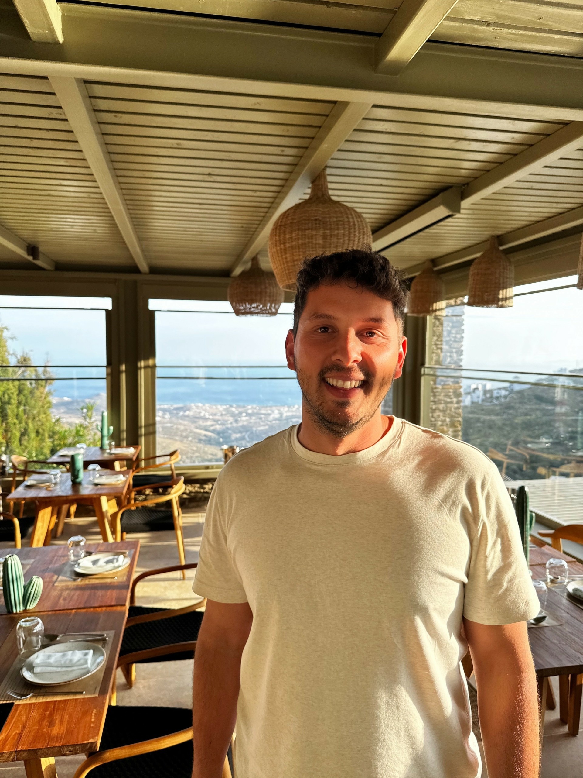 To κορυφαίο ιταλικό εστιατόριο της Αθήνας άνοιξε στην Τήνο – Δοκιμάζουμε πρώτοι το εντυπωσιακό μενού