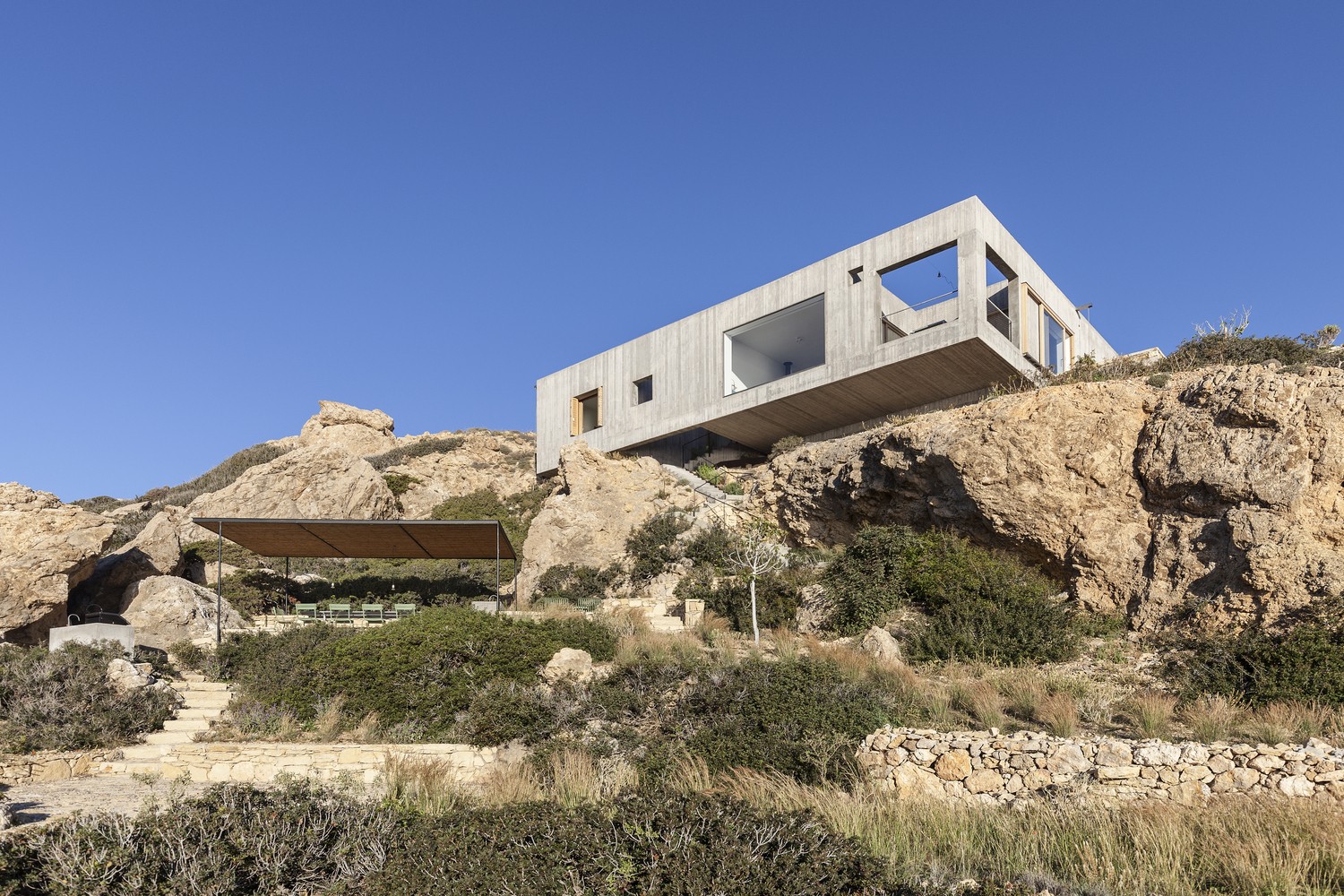 7 ονειρεμένες κατοικίες που ισορροπούν πάνω σε γκρεμούς – Δύο βρίσκονται στην Ελλάδα