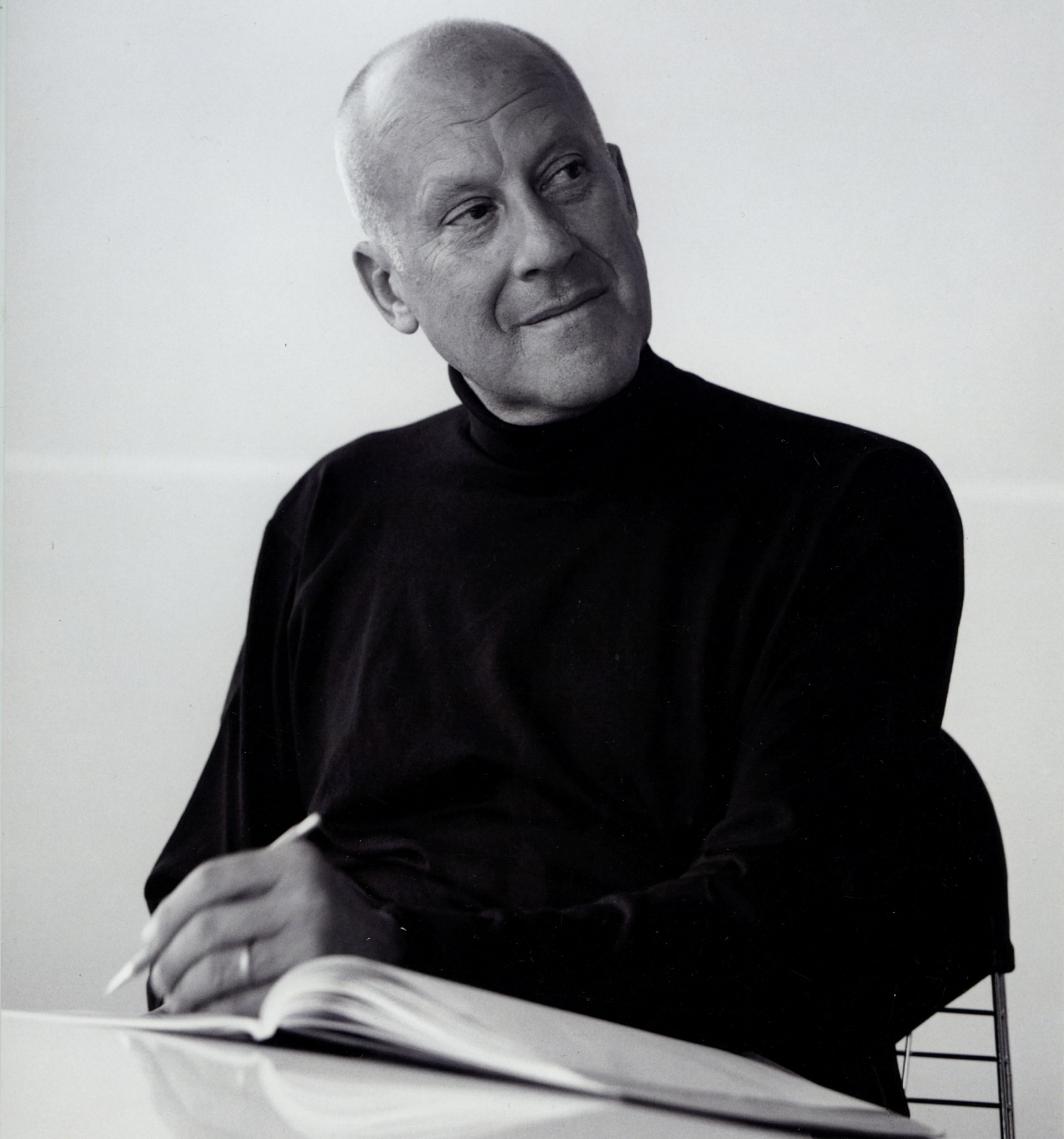 Norman Foster: το ιερό τέρας της αρχιτεκτονικής – Το έργο του, οι Έλληνες συνεργάτες του και τα σχέδιά του για το Ελληνικό