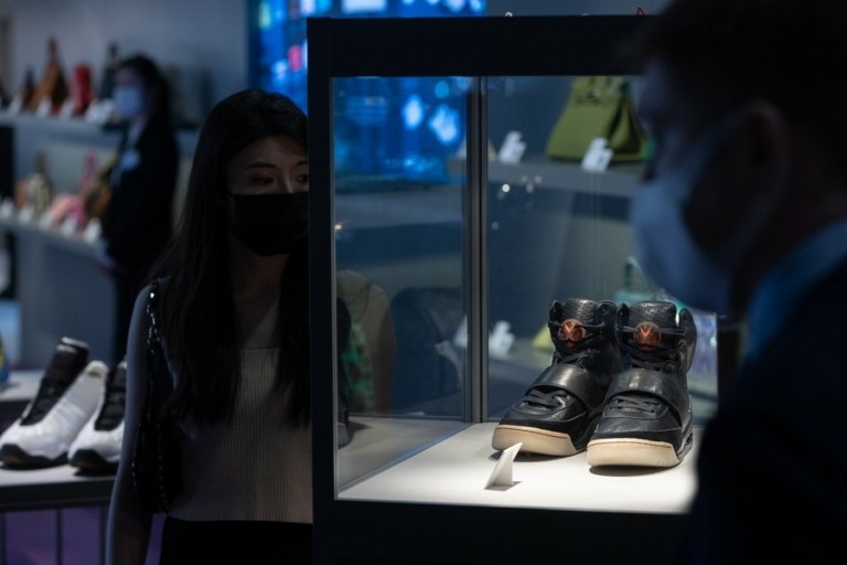Adidas: Πώς θα αντιμετωπίσει το θέμα με τα απούλητα παπούτσια Yeezy του Κάνιε Γουέστ