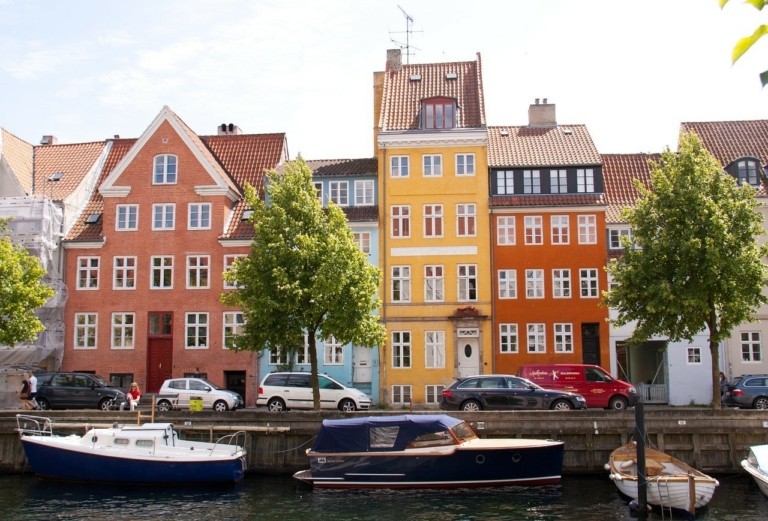 Η Δανία ποινικοποιεί το κάψιμο του Κορανίου – Τι περιλαμβάνει το νομοσχέδιο