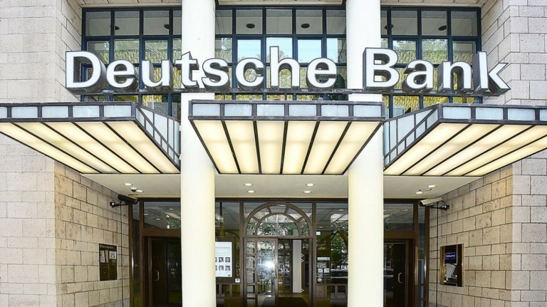 Η Deutsche Bank θα καταβάλλει $75 εκατ. για να κλείσει η υπόθεση Επστάιν