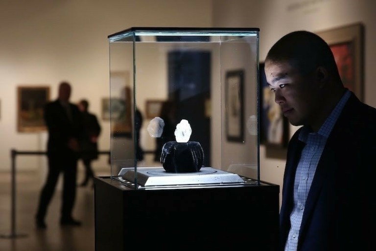 Γιατί τα διαμάντια έχασαν ξαφνικά τη λάμψη τους (pic) 