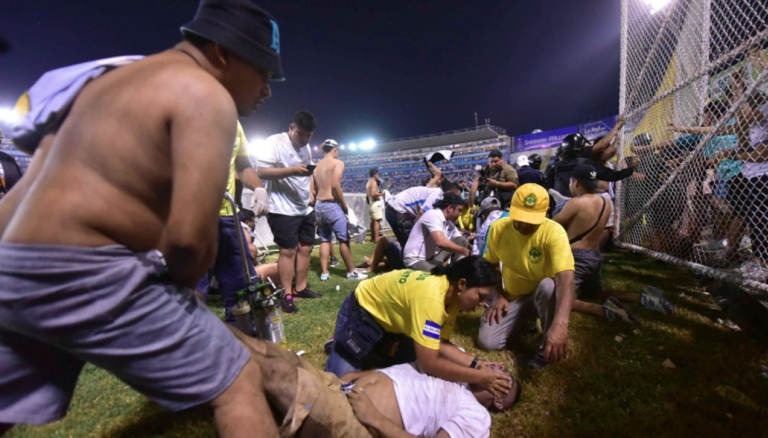 Ποδοσφαιρική τραγωδία στο Ελ Σαλβαδόρ: Στους 12 οι νεκροί – Πάνω από 100 οι τραυματίες (vid)