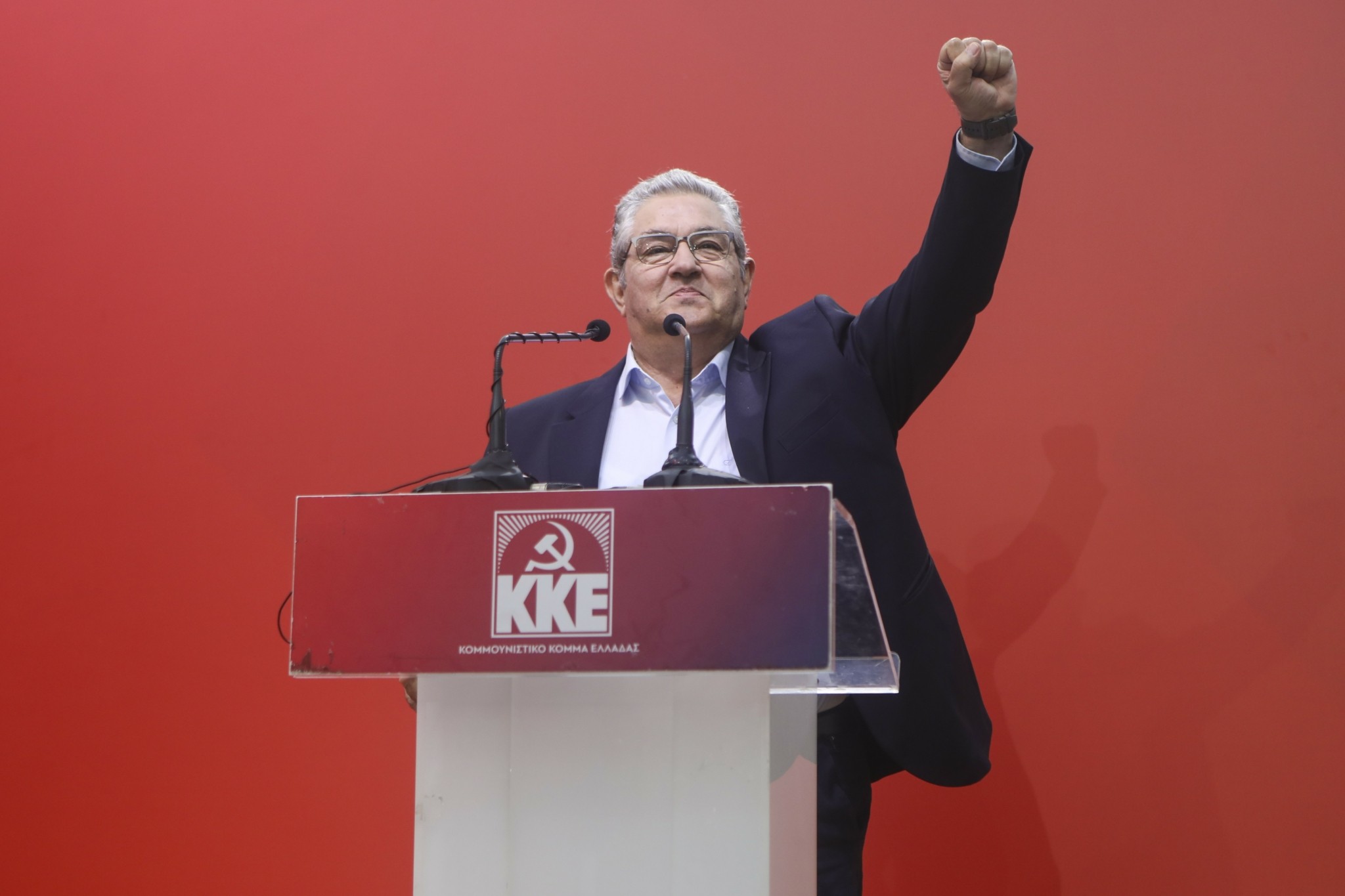 Στιγμές χαλάρωσης για τον Κουτσούμπα σε μεζεδοπωλείο στην Καλογρέζα