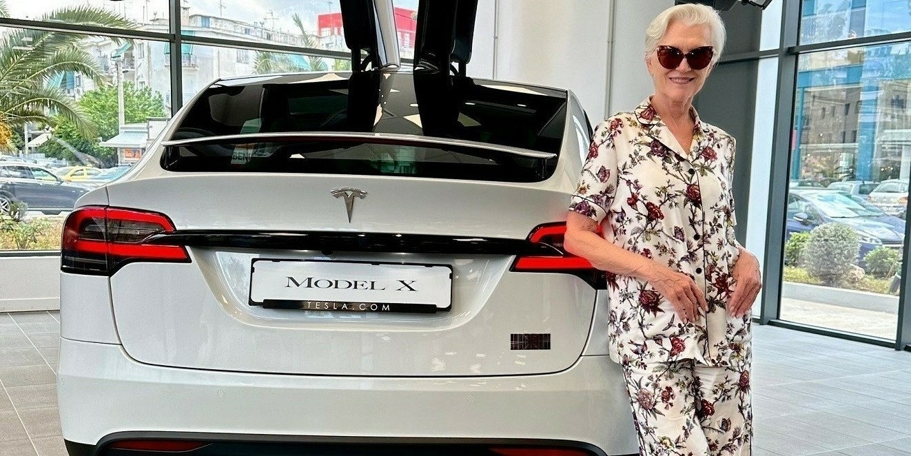 Μάγιε Μασκ: Η μητέρα του Έλον επισκέφθηκε την Tesla στο Μαρούσι (tweets + vid)