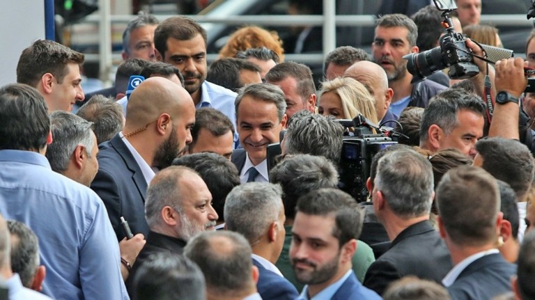 Bloomberg: Οι ψηφοφόροι φαίνεται ότι πείθονται από την υπόσχεση Μητσοτάκη για επιστροφή στην επενδυτική βαθμίδα