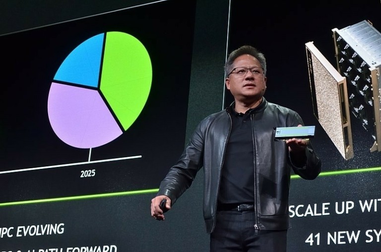 Ο ροκ-σταρ CEO της Nvidia Corp που «έπιασε» το $1 τρισ. – Έχει τατουάζ και δεν αποχωρίζεται τα δερμάτινα τζάκετ