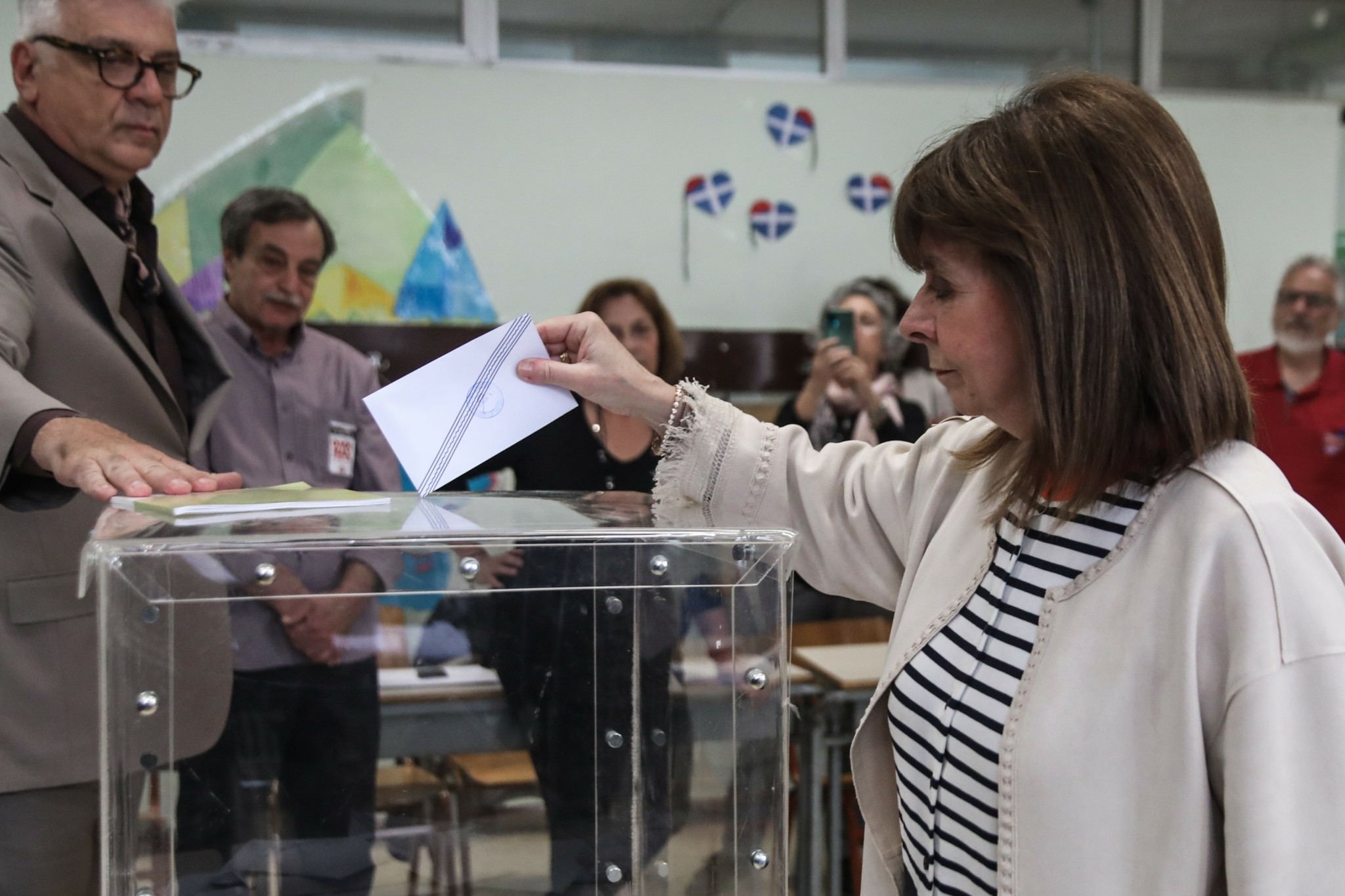 Εκλογές 2023: Ψήφισε η Κατερίνα Σακελλαροπούλου – «Η συμμετοχή η καλύτερη επιβεβαίωση για τη Δημοκρατία» (vid)