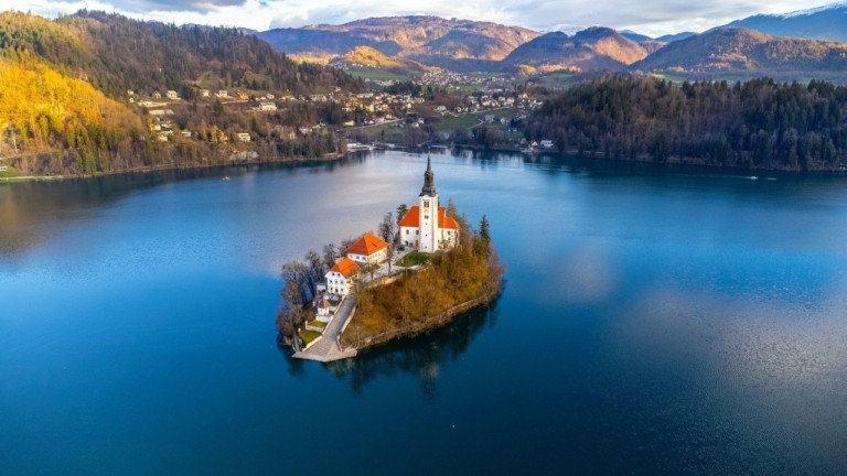 Ταξίδι στη μαγευτική λίμνη των παραμυθιών – Αυτή είναι η εμπειρία