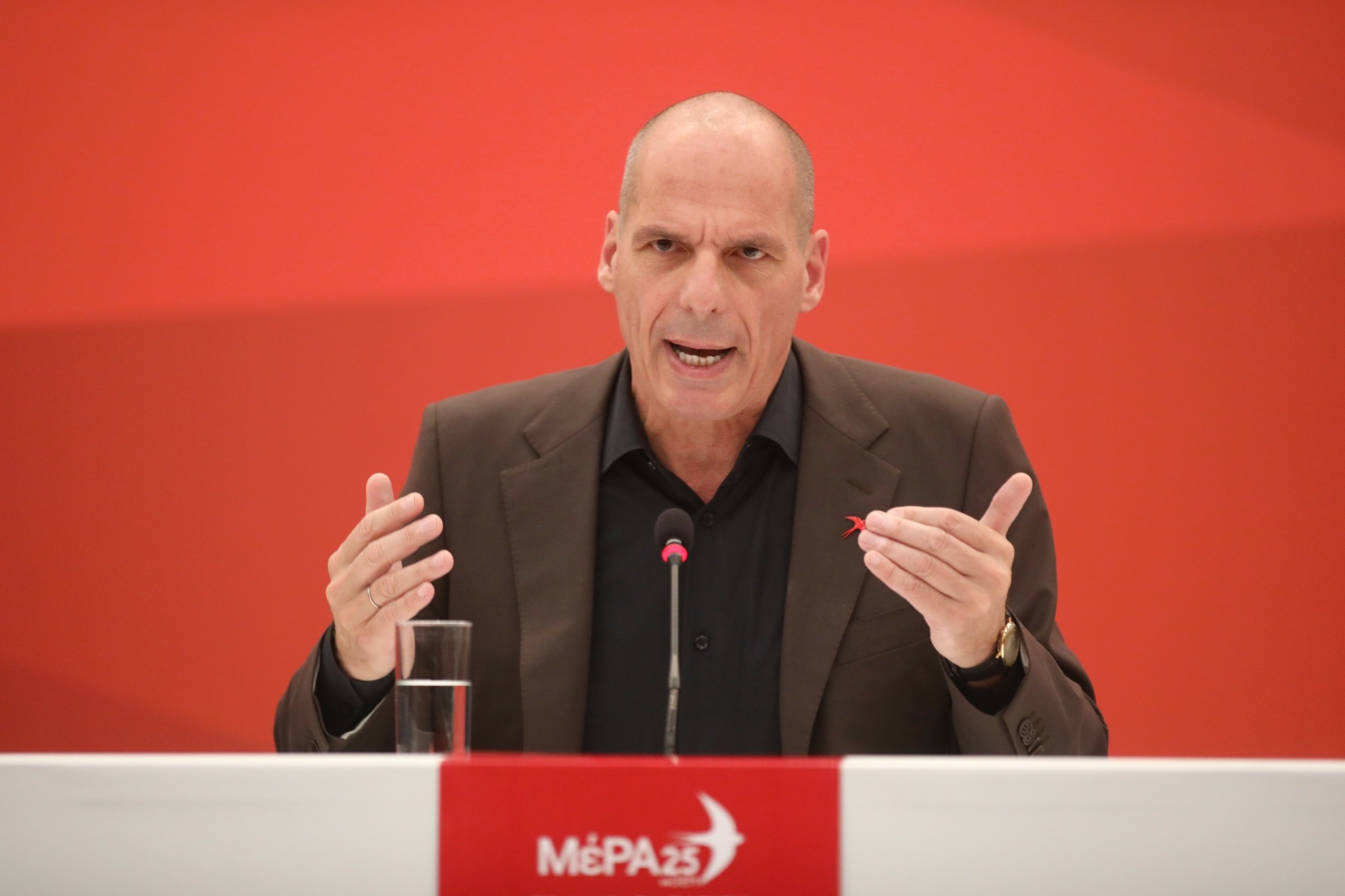 Γερμανία: Απαγορεύει στον Γιάνη Βαρουφάκη την είσοδο και κάθε πολιτική δραστηριότητα (vid)