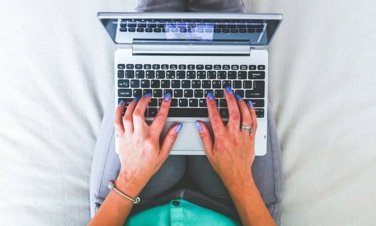 Gen Z: Σχεδόν το 46% στους νέους κάνουν δεύτερες δουλειές